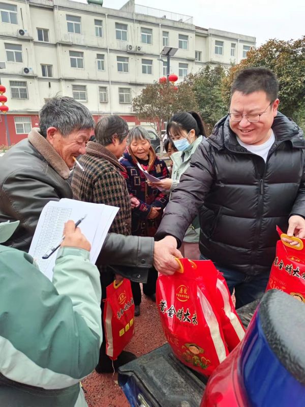 關愛老人，我們一直在行動，2023年農歷臘月二十，給西北流村的老人 發春節福利